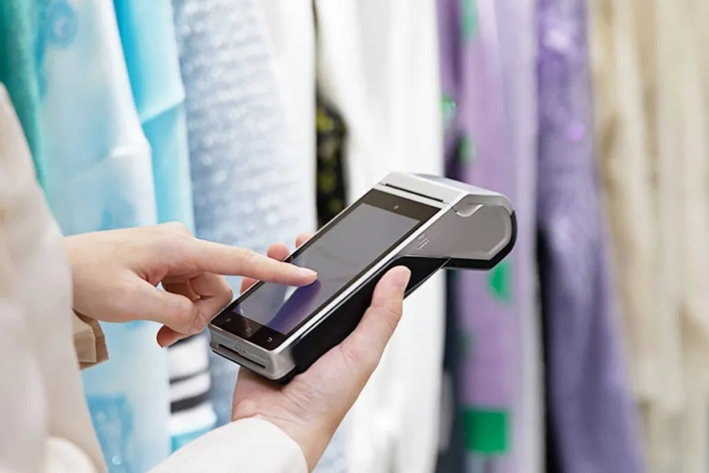 Clientes en restaurante con POS Platco
